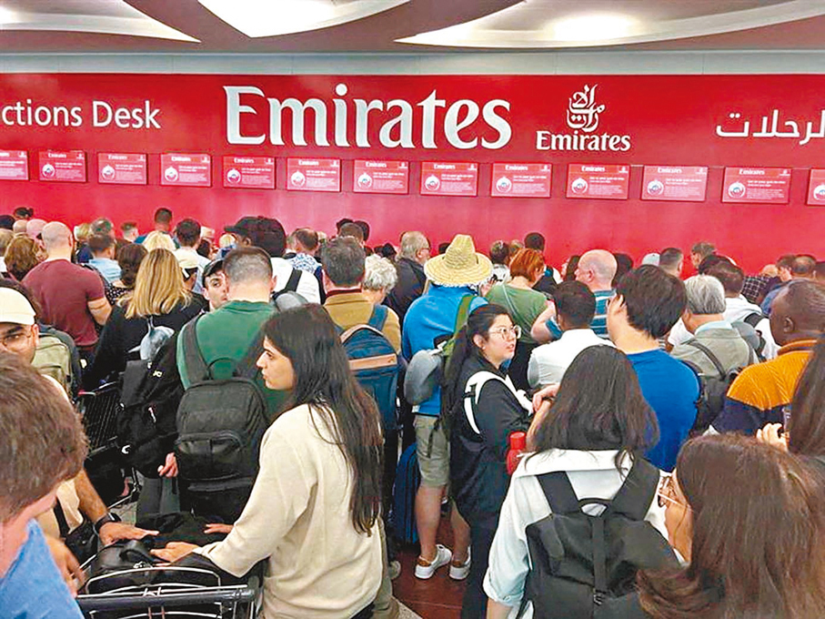 ◆迪拜機場有大批旅客滯留。 路透社