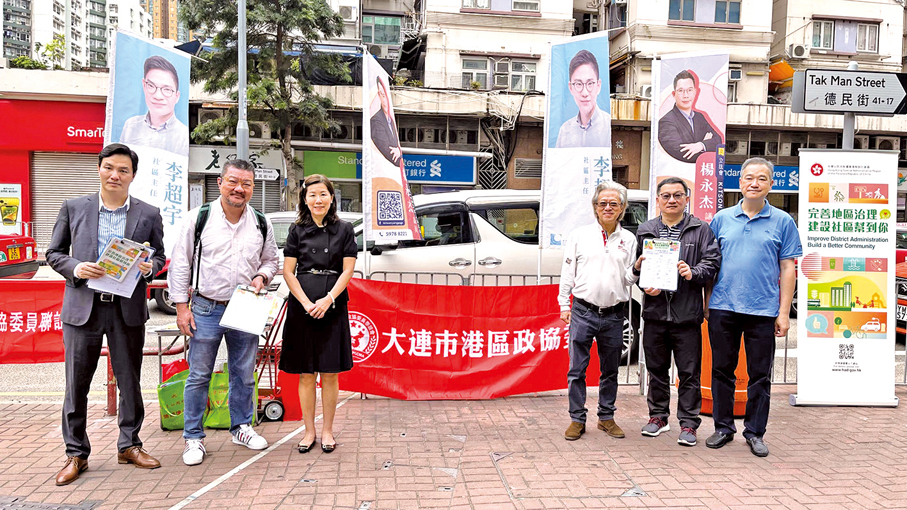 ◆李文輝（右三）聯同政協委員們落區支持區議會選舉。
