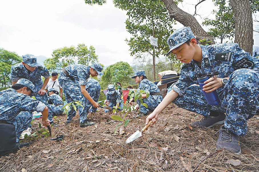 ◆200名解放軍官兵參與植樹。 香港文匯報記者曾興偉  攝