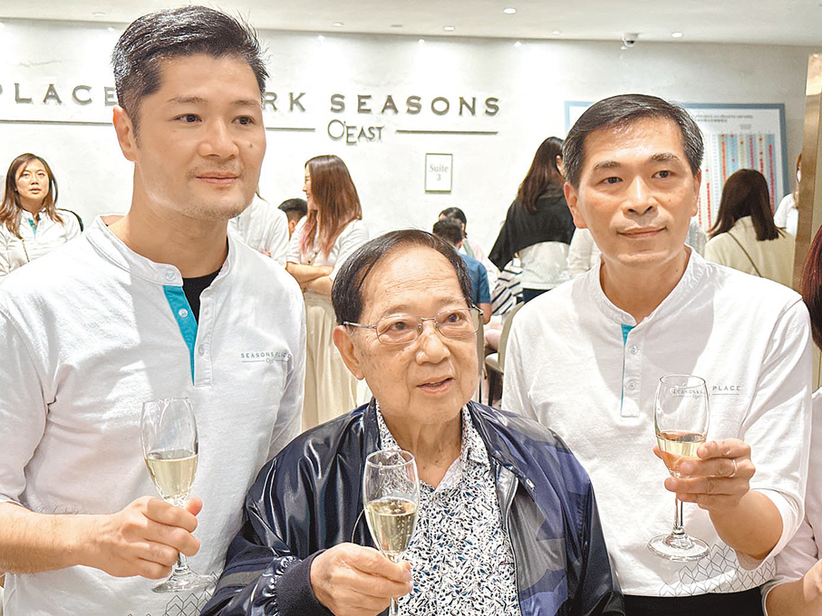 ◆梁志堅（中）及黃光耀（右）到場慶祝。香港文匯報記者 黎梓田   攝