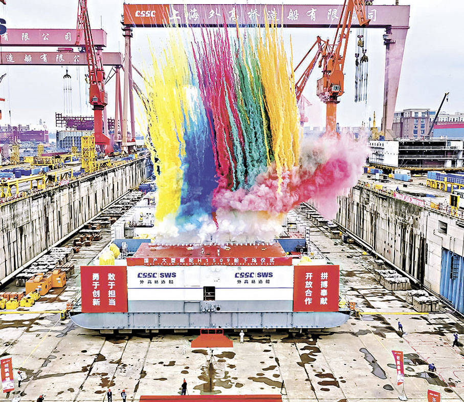 ◆20日，第二艘國產大型郵輪（H1509船）在上海外高橋造船有限公司完成下塢，預計將於2026年年底之前命名交付。 香港文匯報上海傳真