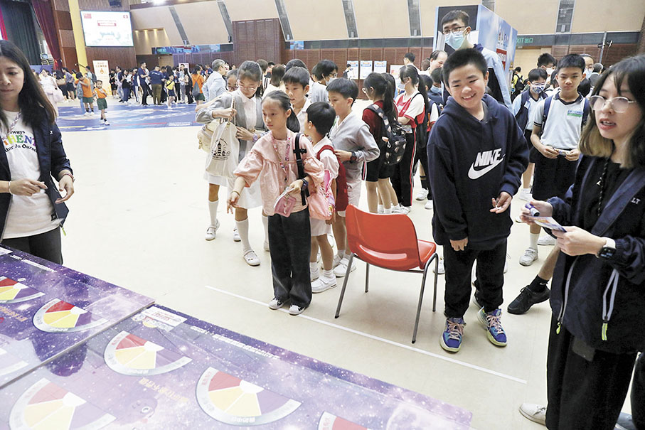 ◆學生們參與「滅罪大富翁」遊戲。 香港文匯報記者萬霜靈 攝