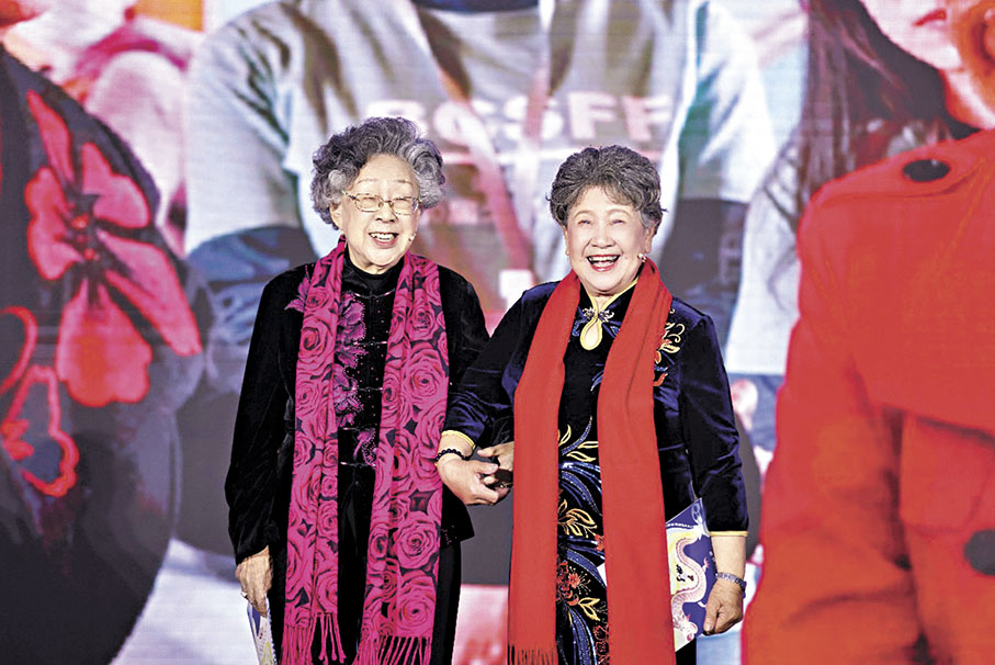 ◆黃會林（左）和陶玉玲鼓勵更多年輕人投身中國電影事業。