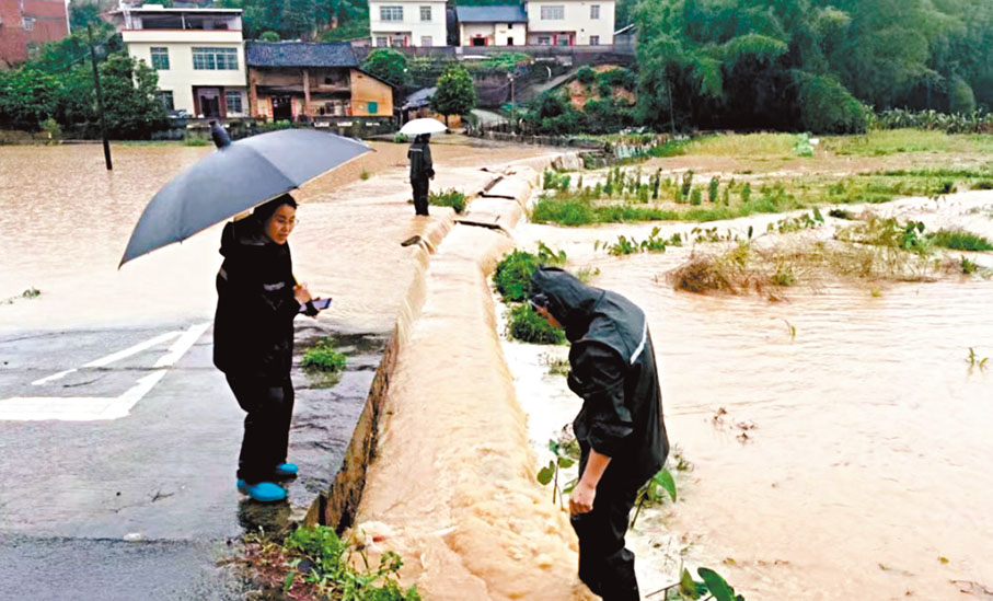 ◆連日大暴雨，廣東多地的蔬菜種植基地被水浸泡。圖為廣東連南一處受災地點。香港文匯報廣東傳真