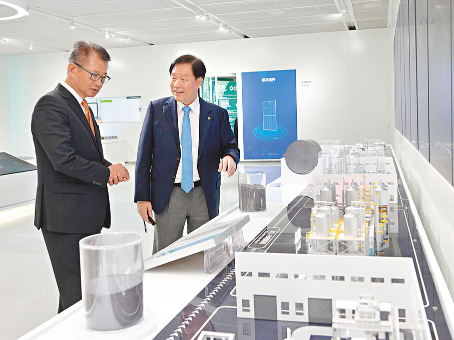 ◆陳茂波（左）訪問蘇州期間，到訪一家主要從事太陽能光伏和綠色新能源的企業。