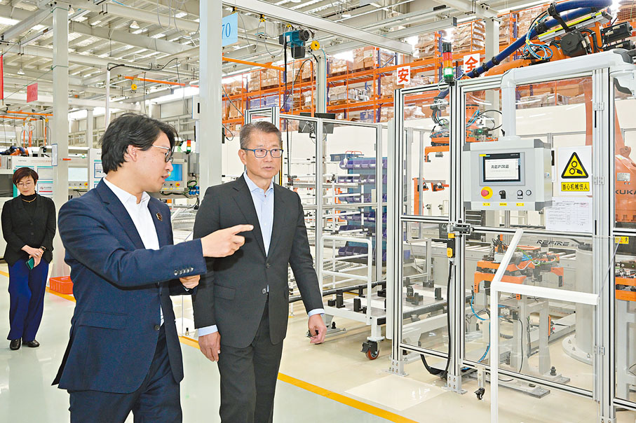 ◆陳茂波（右一）到訪蘇州一家從事氫能動力研發的企業，並參觀其廠房。