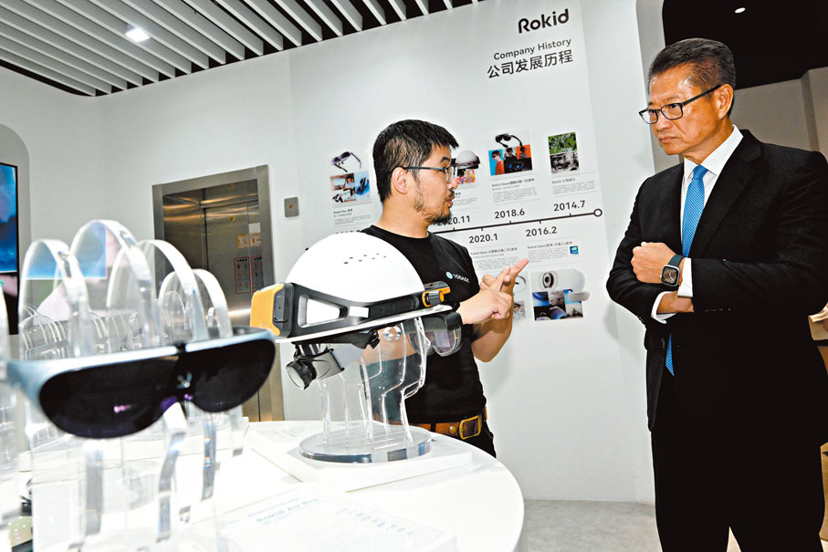 ◆陳茂波（右）到訪杭州科創企業，了解其最新的技術研發成果和發展計劃。