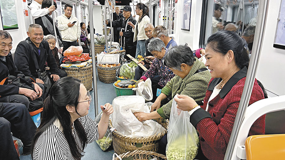 ◆在「背簍專線」上，市民與菜農攀談並購買蔬菜。