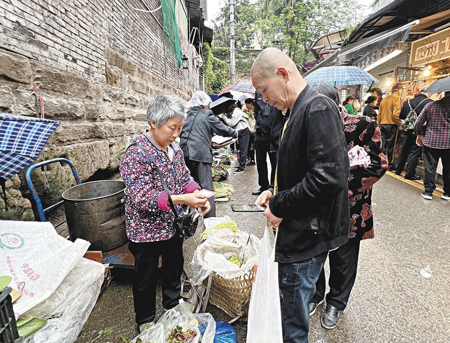 ◆不到半天，石船鎮菜農劉貴文背到觀音橋農貿市場的菜已經售罄。