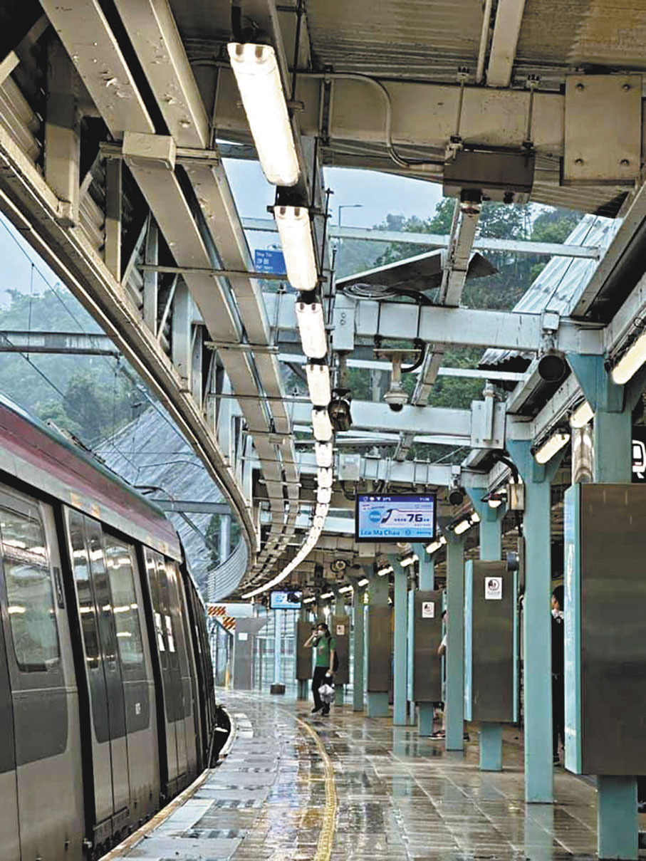 ◆東鐵線大學站1號月台有上蓋設施被強風吹甩。 Fb圖片