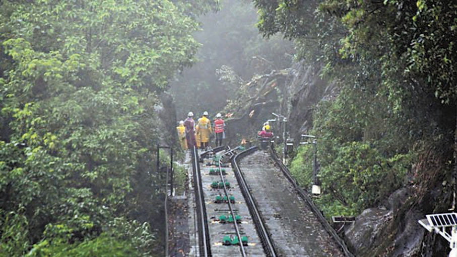◆工程人員在山頂纜車站搶修。 Fb圖片