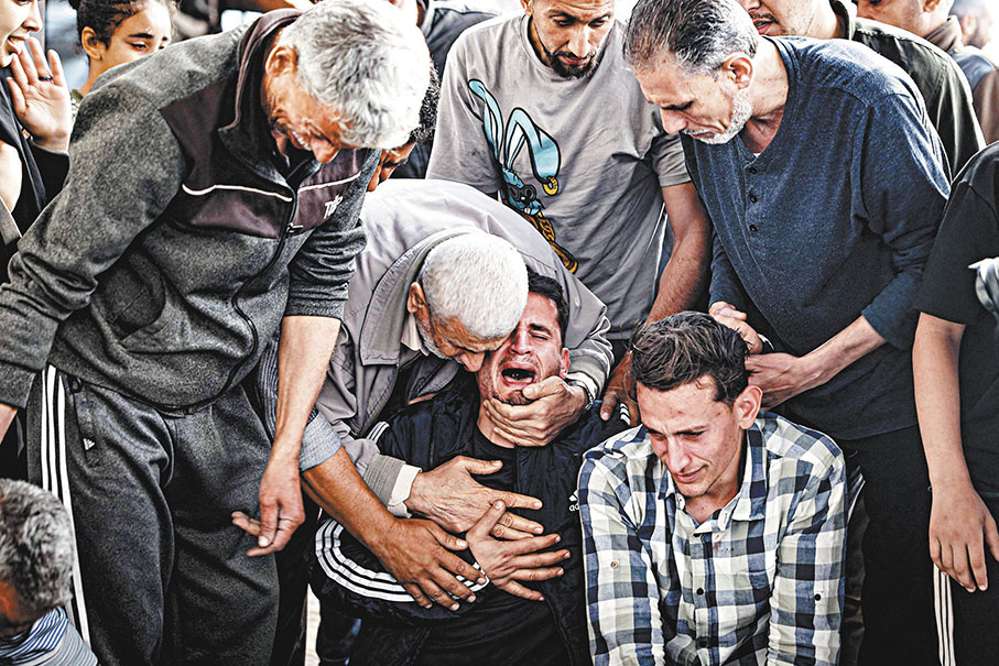 ◆一名巴男哀悼以色列轟炸中喪生親屬。  法新社