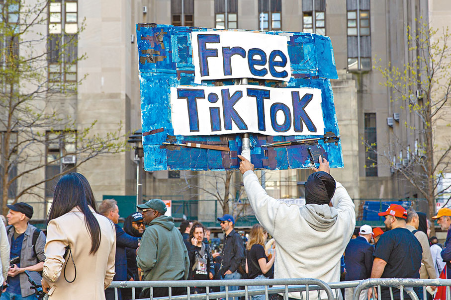 ◆美國民眾舉牌抗議封殺TikTok。 法新社