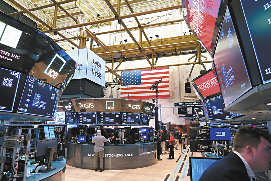 ◆過去一周美股主要指數走勢反覆，繼續面臨調整的壓力。圖為紐約證券交易所大堂。 資料圖片
