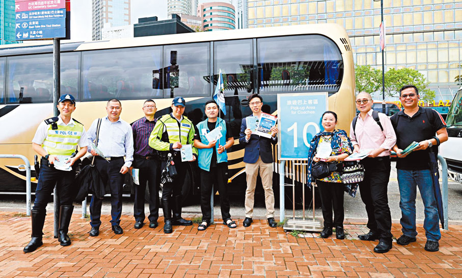 ◆警方聯同旅遊業界代表到尖沙咀旅遊熱點呼籲駕駛人士避免在上落客車位長期停泊。 警方圖片