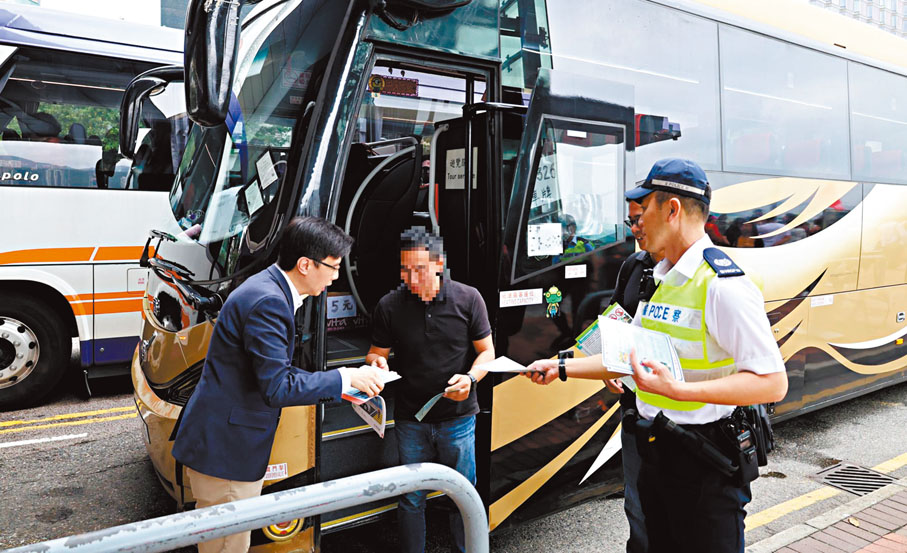 ◆警方向旅遊巴司機派傳單，呼籲避免在上落客車位長期停車。 警方圖片