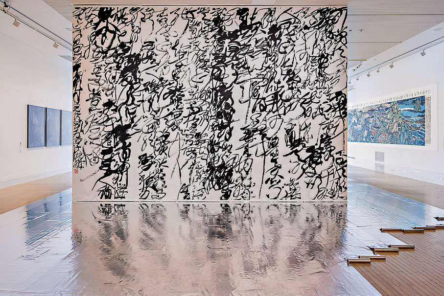 ◆王冬齡為此次展覽創作的牆面巨幅書法《寒山子詩亂書》。  受訪者供圖