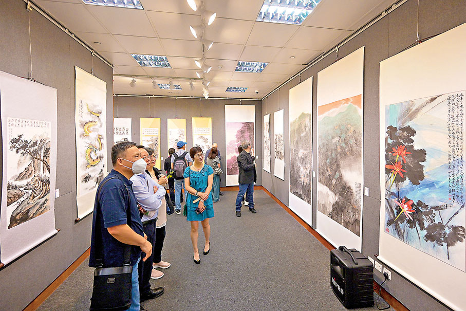 ◆觀展者觀賞展覽畫作。  中新社