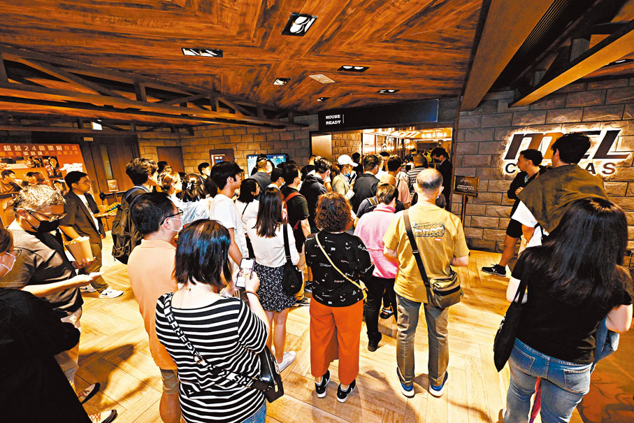 ◆縱使黃雨也未減觀眾到戲院觀影的興致。