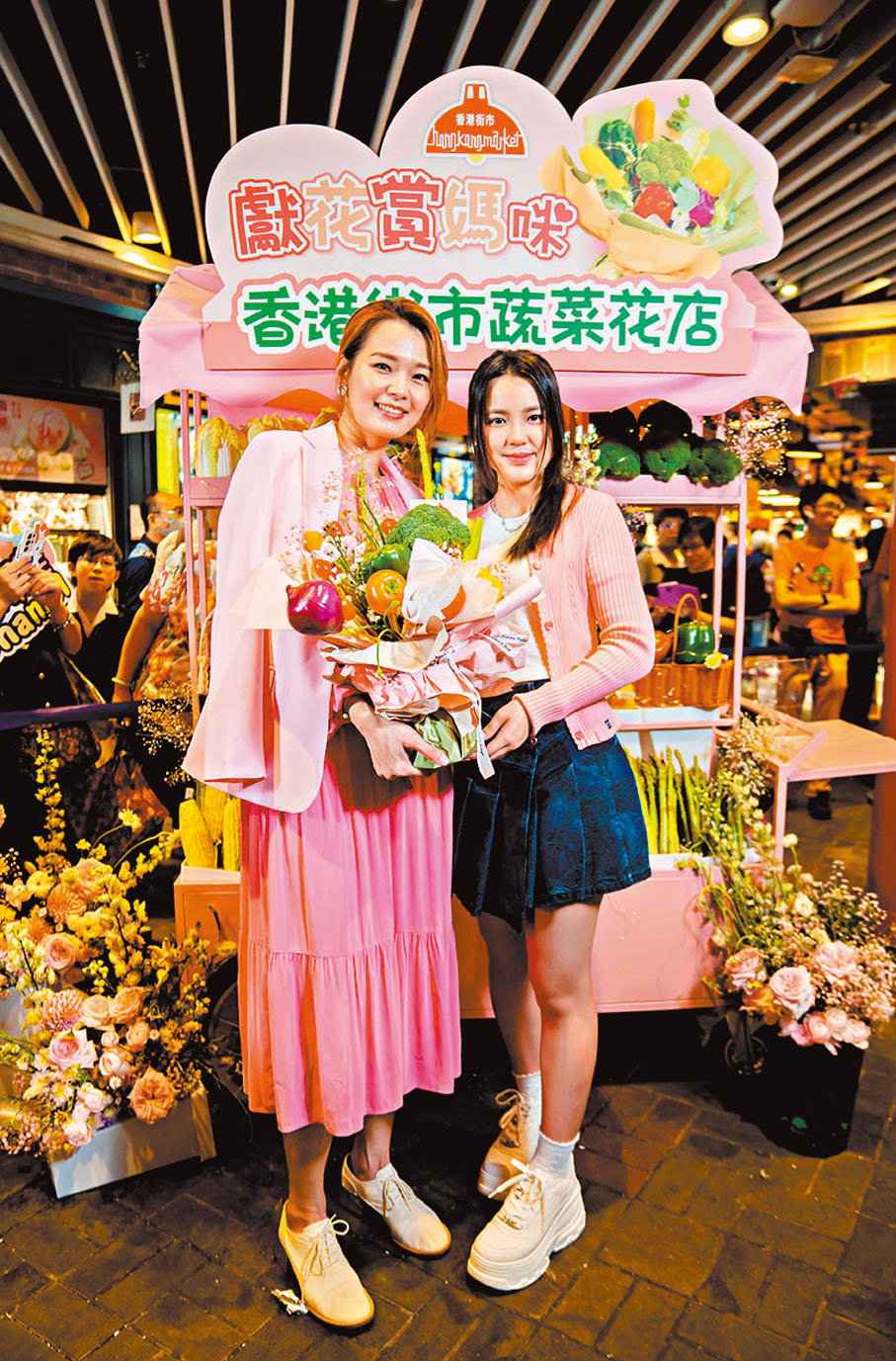 ◆姚焯菲（右）與呂慧儀製作蔬菜花束慶祝母親節。