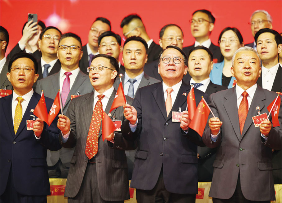 ◆ 現場嘉賓揮動國旗唱國歌。