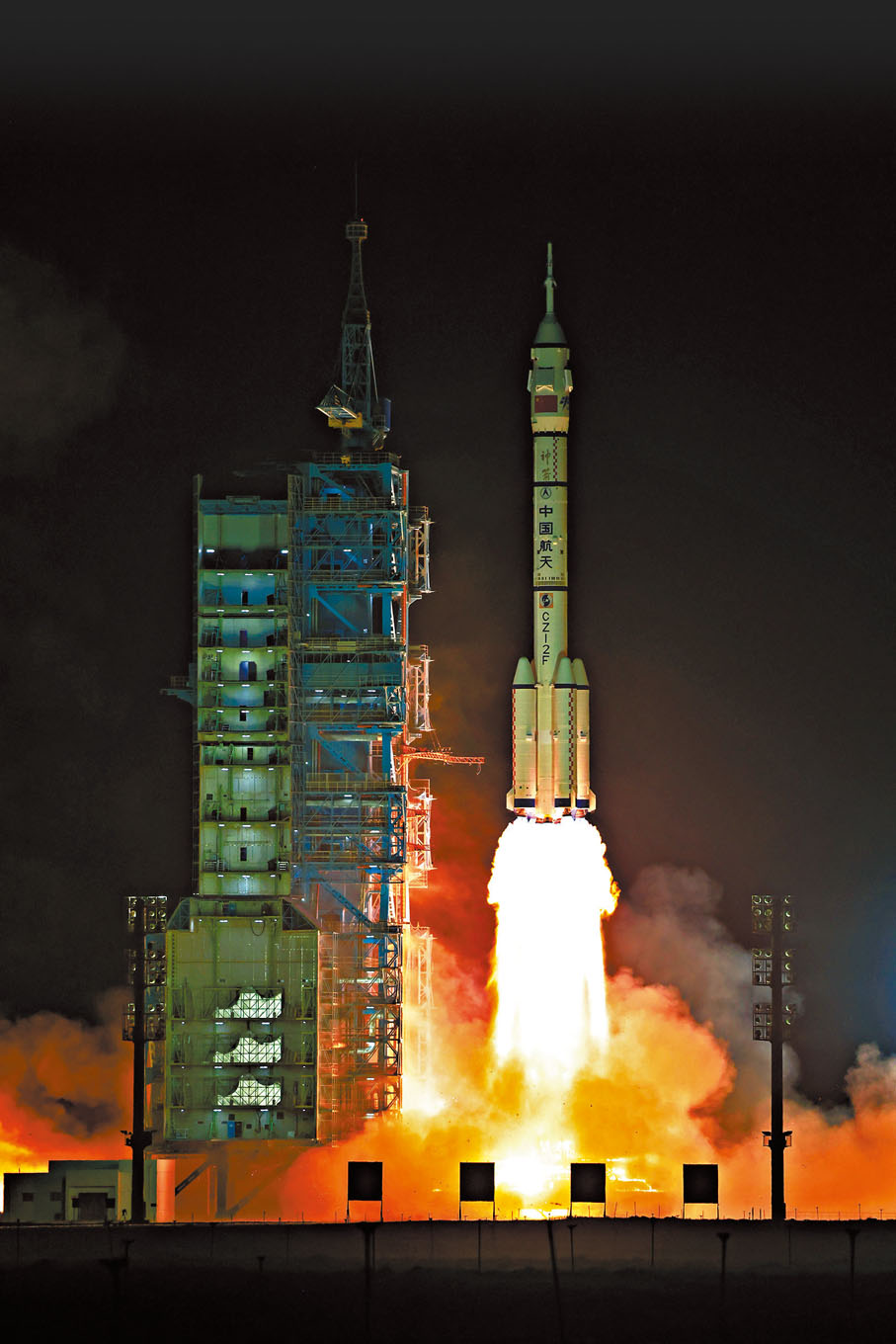◆北京時間2024年4月25日20時59分，搭載神舟十八號載人飛船的長征二號F遙十八運載火箭在酒泉衛星發射中心點火發射。  新華社