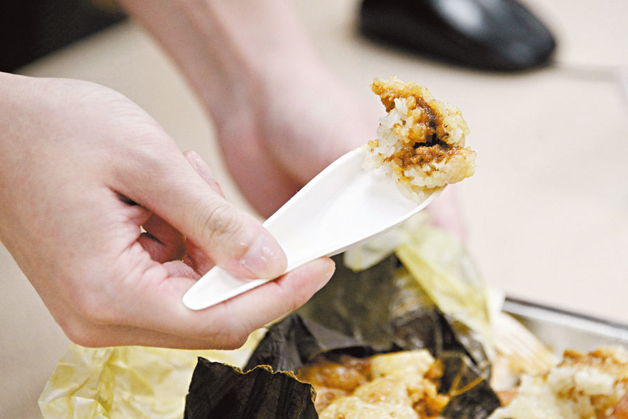 ◆紙製匙羹經改良為較直身的紙羹後，即可舀起糯米雞。