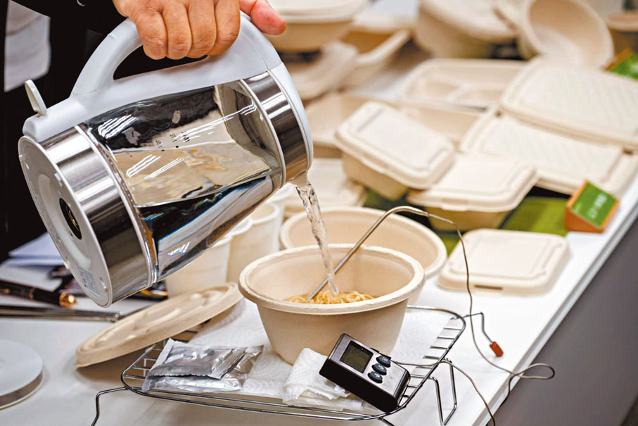 ◆示範人員沖水泡麵，準備示範使用環保餐具。