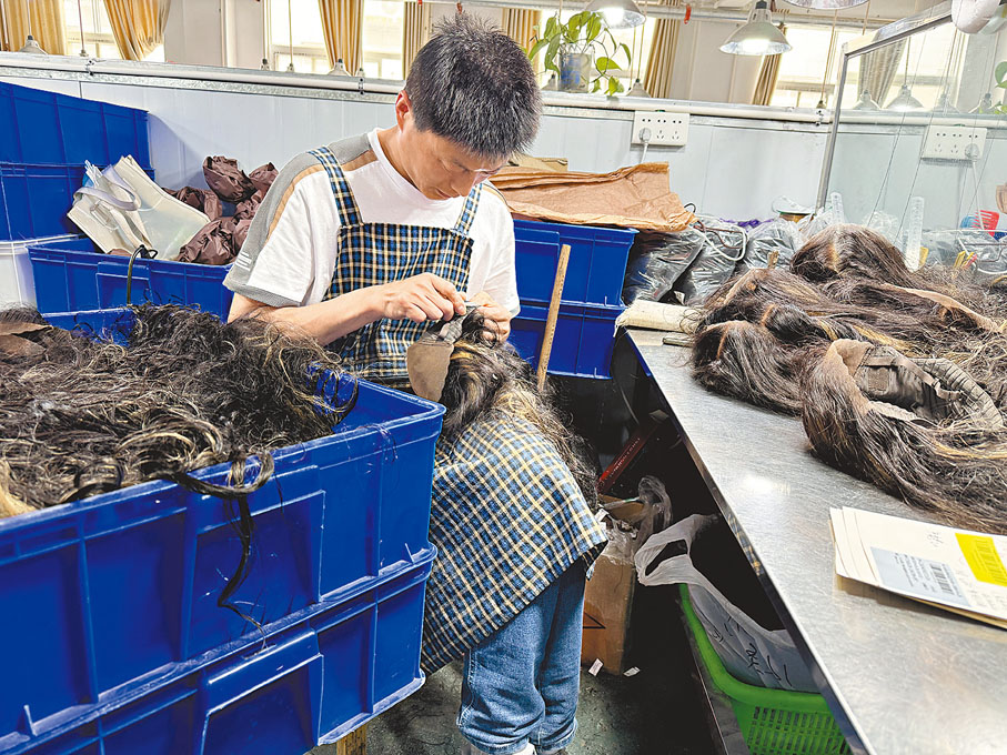◆東恒髮業有限公司生產車間內，工人正在整理假髮套。香港文匯報記者劉蕊  攝