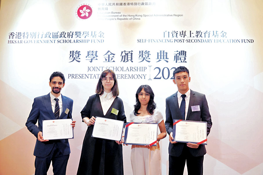◆4位得獎者，左起：Omar Ahmed Mohamed Ismail、Khrissidi Viktoriya、Singh Manisha Kaur Ocampo及陳凱柏。 香港文匯報記者曾興偉  攝
