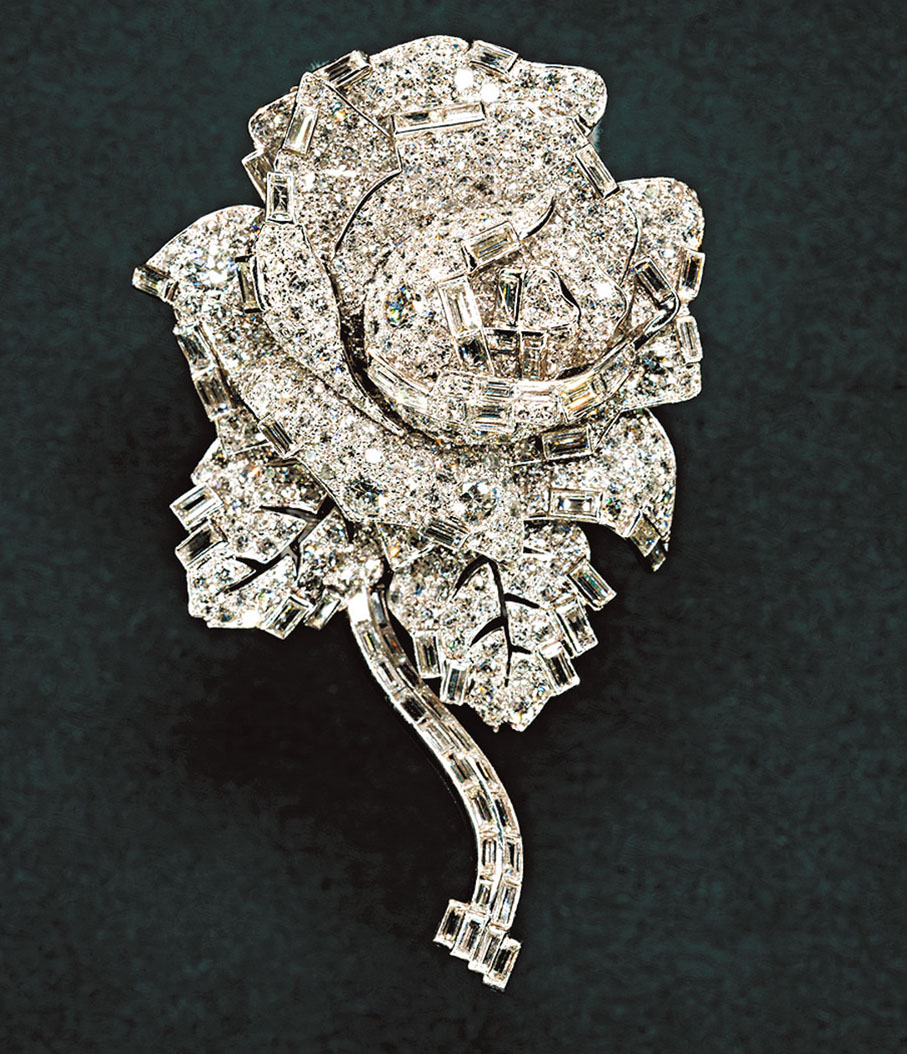 ◆玫瑰胸針（1938年，卡地亞典藏）巧妙結合了舊式歐洲切割與長階梯形切割，曾為英國的瑪格麗特公主所擁有。