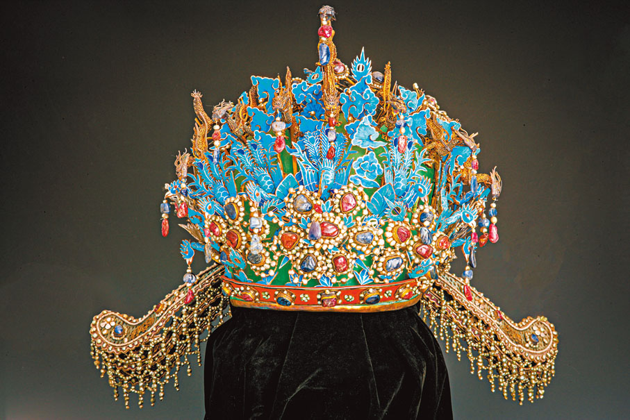 ◆明孝靖皇后十二龍九鳳冠（明1368-1644年，明十三陵博物館藏）是中國目前僅存的四頂明代鳳冠之一。