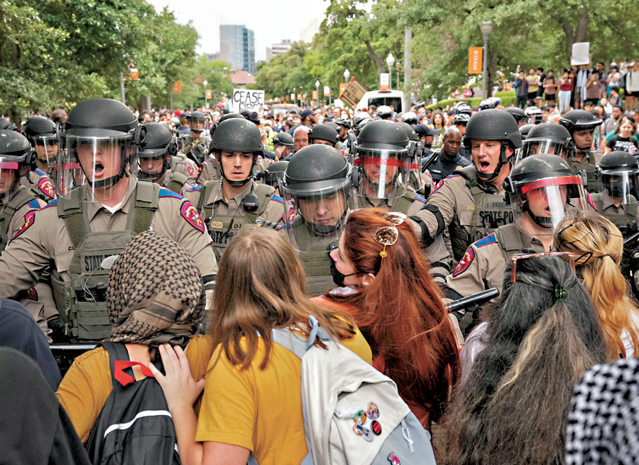 ◆大批警員闖入得大拘捕示威學生。 美聯社