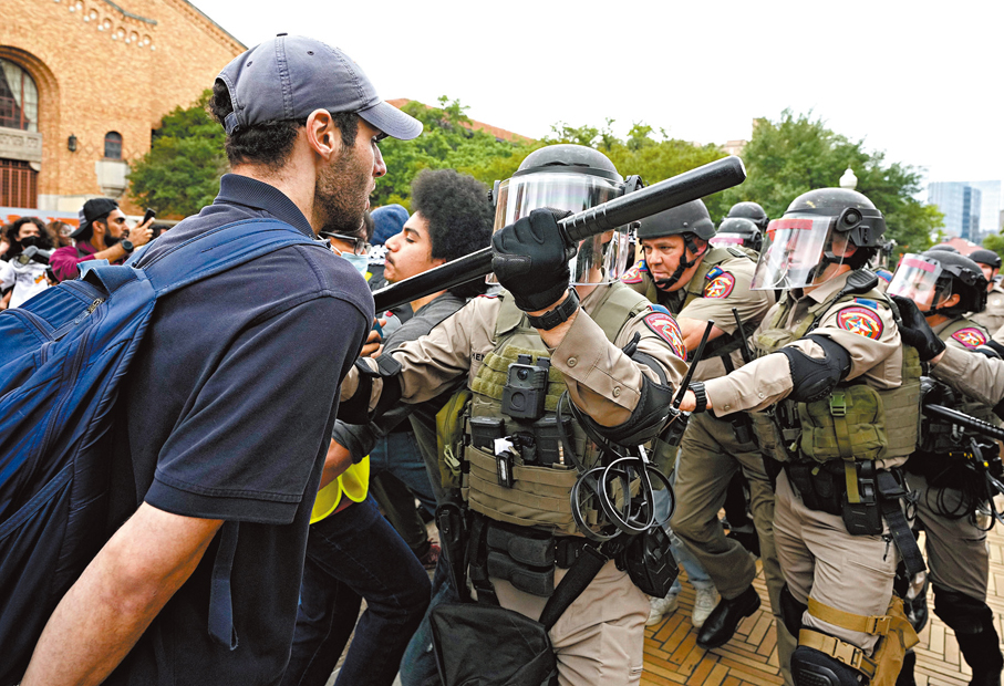◆警員闖入得大拘捕示威者。 美聯社