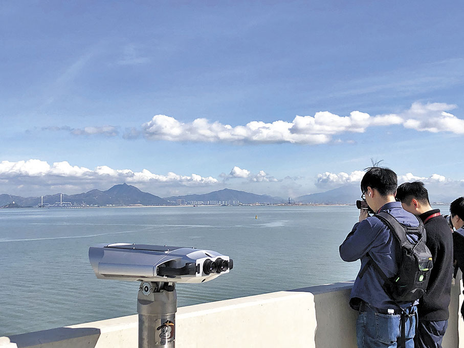 ◆在藍海豚島上可近距離欣賞香港機場航班起降、大嶼山風光等人文、自然景觀。 香港文匯報記者方俊明  攝