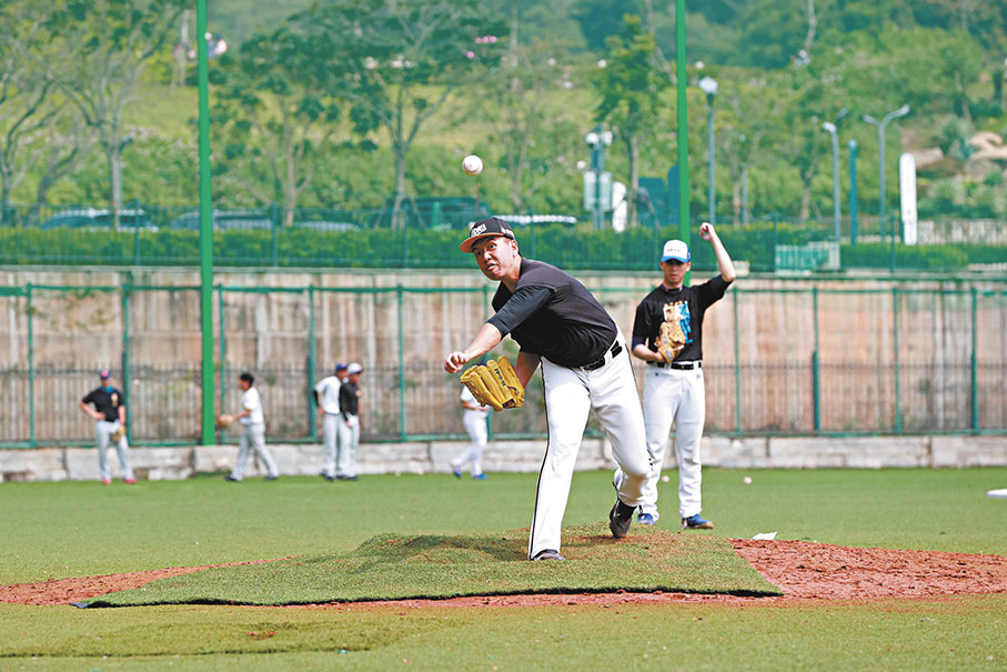 ◆閩台聯合組隊的福建省棒球隊正在積極備戰。圖為投手在訓練。 香港文匯報福建傳真