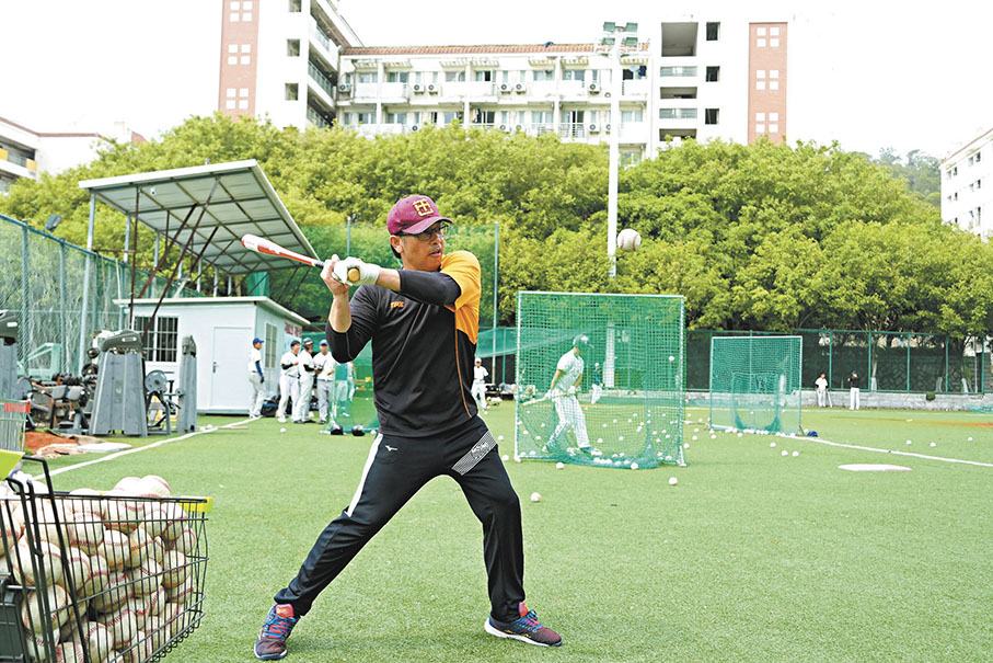◆兩岸棒球隊員正在積極備戰。圖為擊球手在擊球。 香港文匯報福建傳真