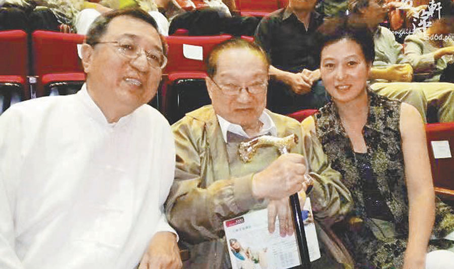 ◆2009年，金庸在觀看江蘇省昆劇院演出後，與學者鄭培凱（左一）與昆曲演員孔愛萍（右一）合影。