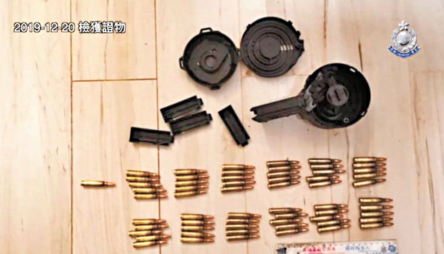 ◆警方當日拘捕「屠龍小隊」成員行動中繳獲超過200發子彈及環型快速入彈器。 網上圖片