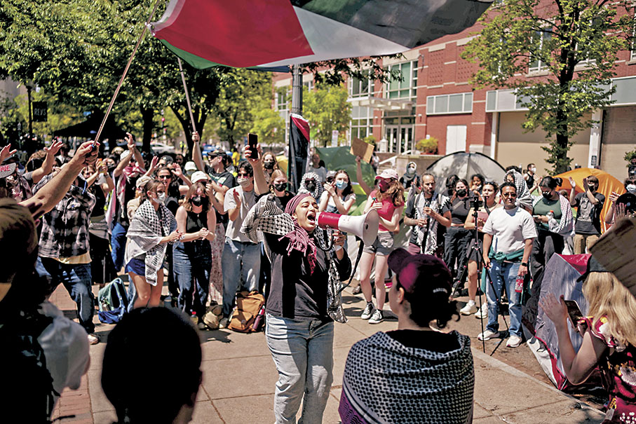 ◆美校園撐巴示威持續，學生在喬治華盛頓大學校園附近舉行抗議活動。 路透社