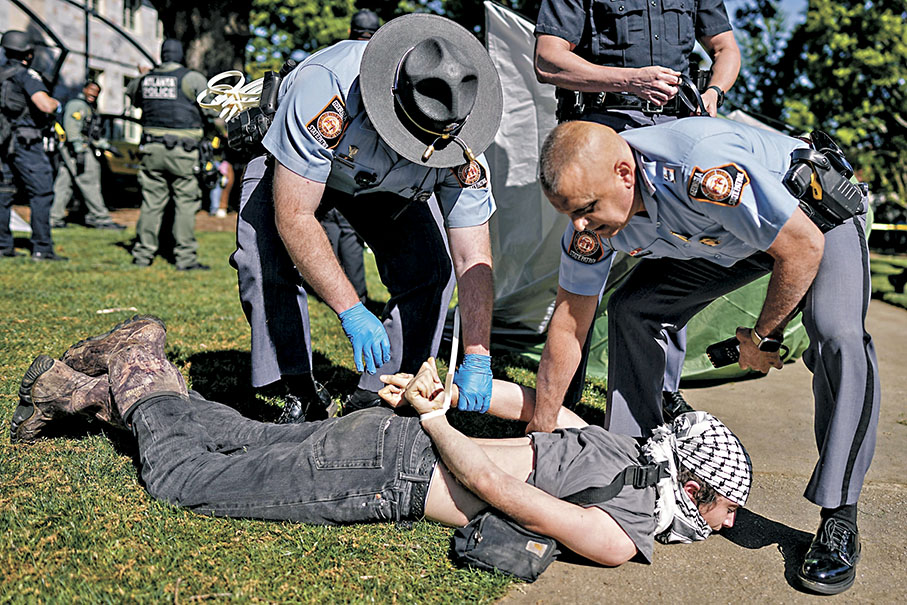 ◆警員在埃默里大學內拘捕示威者。 美聯社