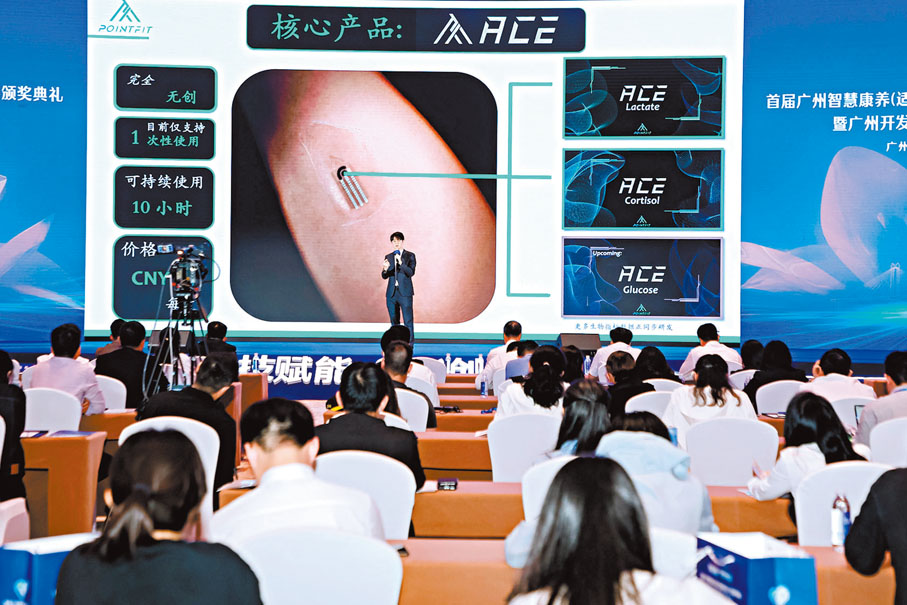 ◆Point Fit Tech首席財務官王路在會上介紹團隊項目皮膚貼片汗液傳感器。香港文匯報記者敖敏輝  攝