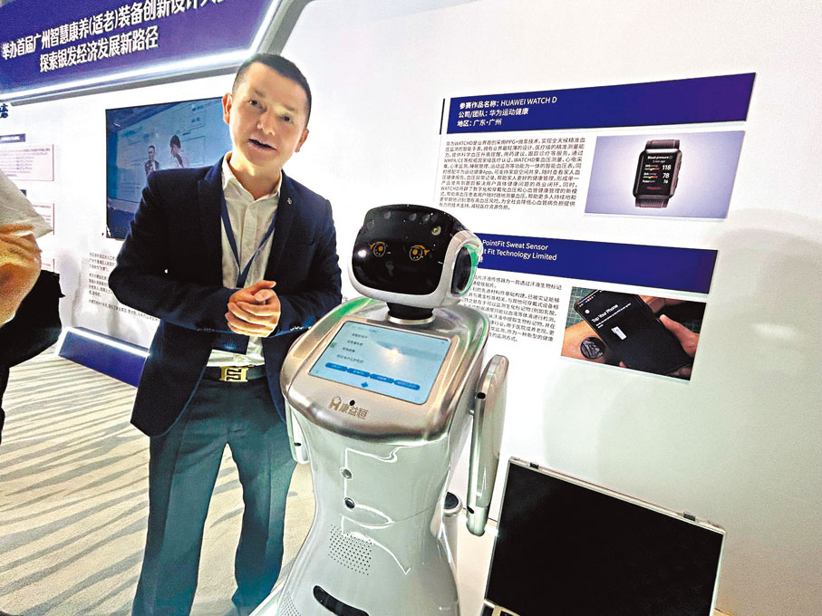 ◆來自深圳市康益恒科技有限公司的康養AI家庭康護機器人。 香港文匯報記者敖敏輝  攝