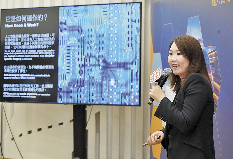 ◆陳芊瑞發明的「人工智能光纖布」獲得評審團嘉許金獎。 香港文匯報記者曾興偉 攝