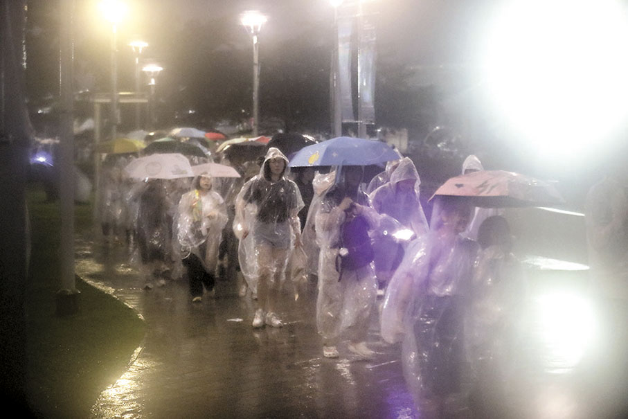 ◆觀眾離場時滂沱大雨。