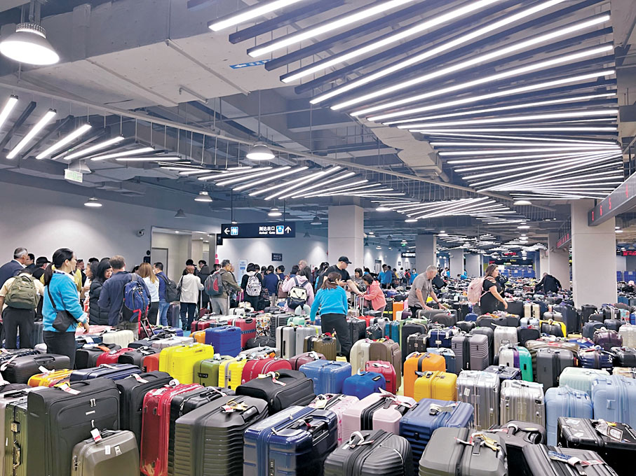 ◆一季度中國郵輪旅客運輸量達19萬人次以上，超過去年全年運輸量。從「五一」小長假前後一直到暑假，郵輪遊預定持續火爆，圖為上海吳淞口國際郵輪港一片忙碌景象。香港文匯報記者夏微  攝