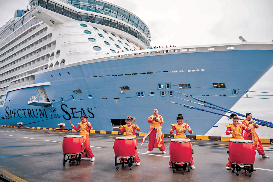 ◆4月26日「海洋光譜號」靠泊上海吳淞口國際郵輪港1號碼頭，正式回歸上海母港運營。香港文匯報記者夏微  攝