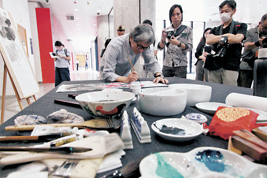 ◆陳榮森昨日在傳媒面前現場作畫。  香港文匯報記者黃艾力 攝