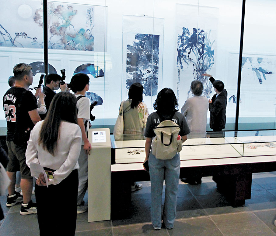 ◆觀展者聚精會神觀賞展品。 香港文匯報記者黃艾力 攝