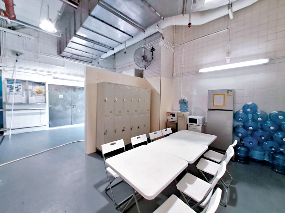 ◆食環署在新建或翻新離街垃圾站為員工加裝飲水機、微波爐、雪櫃、桌椅等。 食環署供圖